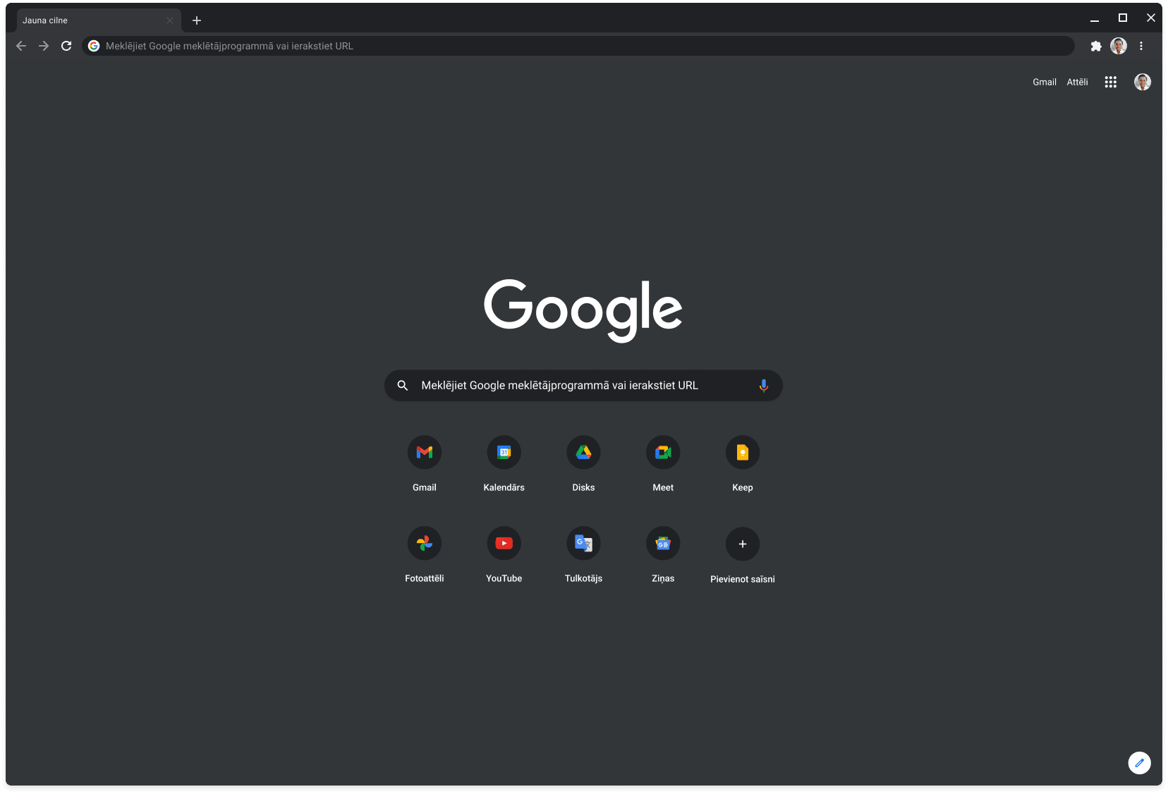 Pārlūka Chrome logā, kuram ir iespējots tumšais režīms, tiek rādīta vietne Google.com.